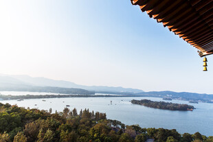 湖畔山林美景
