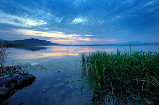 湖畔黄昏美景