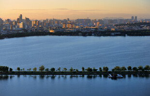 黄昏下的城市湖畔美景