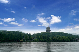 西湖美景中的宝塔