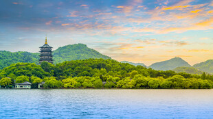 西湖美景中的古塔风光