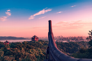 黄昏下的中式建筑与美景