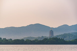 西湖畔的古塔与远山