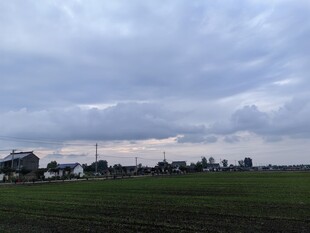 乡村田野间的多云景致