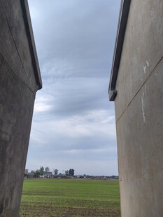 田野间的水泥建筑景观