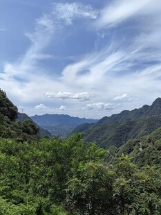 青山绿树间的蓝天白云