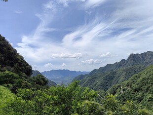 青山绿野间的壮阔山景