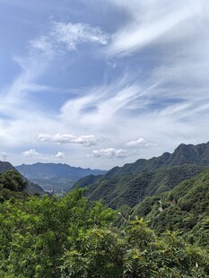 青山绿野间的秀丽山景
