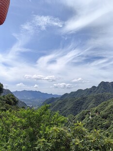 青山蓝天间的秀丽山景