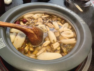 滋补食材炖煮的养生汤锅