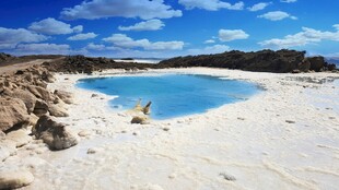 海边白沙蓝池美景