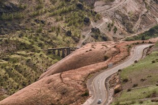 蜿蜒山间公路俯瞰美景