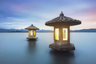 湖畔双石灯静谧暮色景