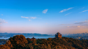 山顶楼阁映蓝天美景