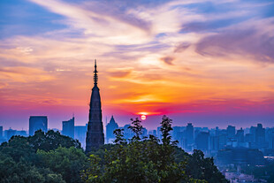 城市日落美景中的尖顶建筑