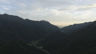 山间暮色