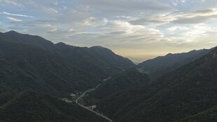 山间暮色美景