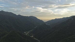 山间暮色美景