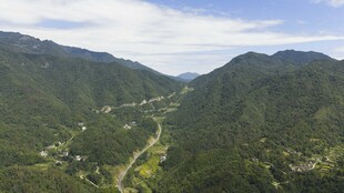 山间美景俯瞰图