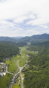 山间绿野风光俯瞰图