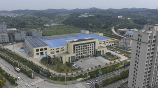 俯瞰城市中的大型建筑群