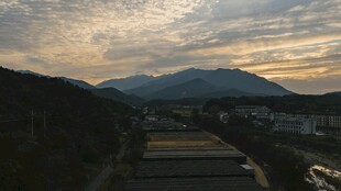 山间暮色下的田园风光