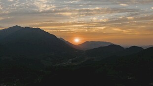 山间日落美景