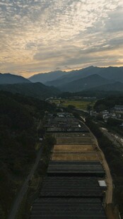 俯瞰山间农田与朦胧远山