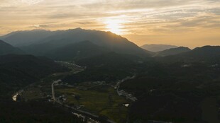 山间日出美景