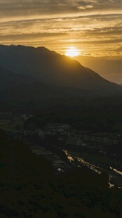 日落时分山间河谷美景