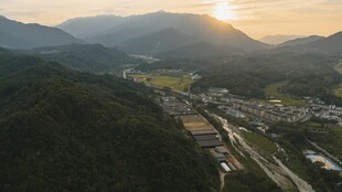 山间日出美景俯瞰