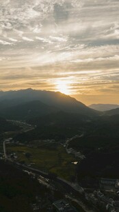 日落时分的山峦美景