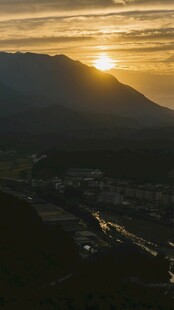 日落时分的山间美景