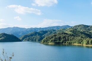 青山环绕的宁静湖泊