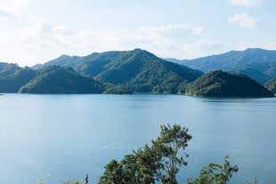 宁静湖景与连绵青山