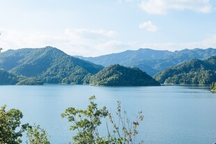 青山环抱的宁静湖泊