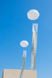 天空中漂浮的奇特透明物体