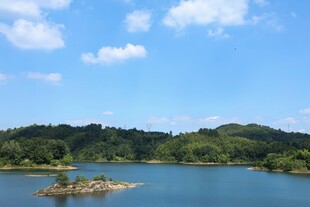 湖畔青山蓝天美景