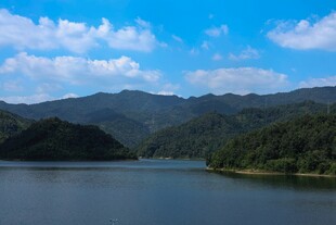 青山碧水间的宁静湖景