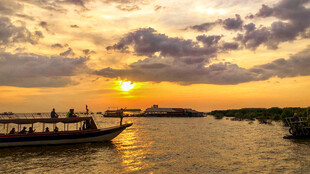 夕阳下的河畔船只美景