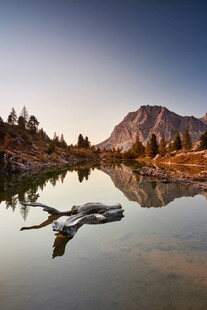山间静湖倒影美景