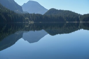 宁静湖山倒影美景