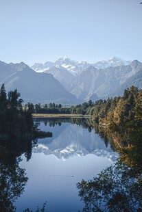 湖畔山林间的壮丽山水景