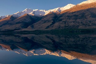 壮丽雪山倒映于宁静湖面