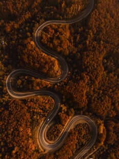 蜿蜒山路的壮丽景观