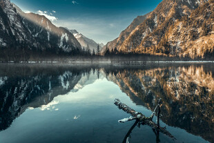 宁静山水湖景倒影如画