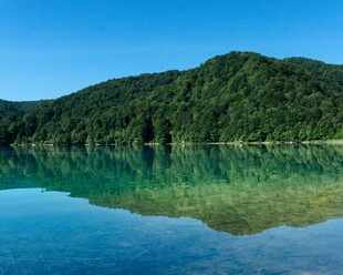 青山碧水的静谧湖景