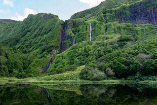 青山绿水间的壮美瀑布