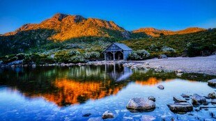 山间湖畔绚丽风光