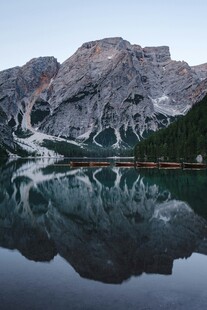 山间湖泊美景倒影如画